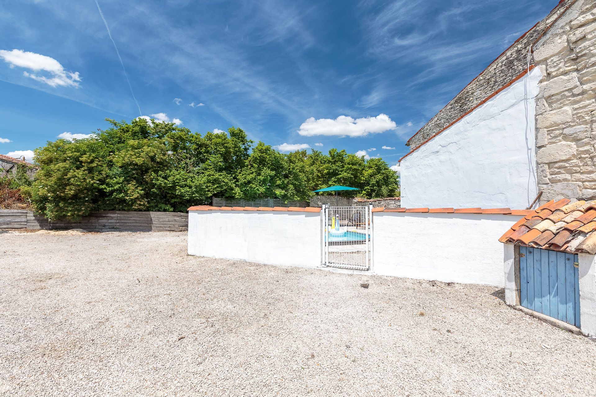 Mur et espace piscine sécurisé